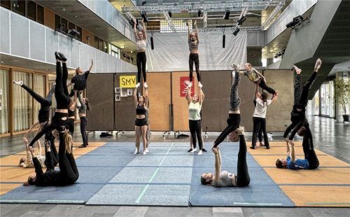 Da die Turnhalle des Gymnasiums aufgrund der Unterbringung von Flüchtlingen derzeit nicht zur Verfügung steht, trainiert die Akrobatikgruppe in der Aula der Schule.Foto  Christian Maier