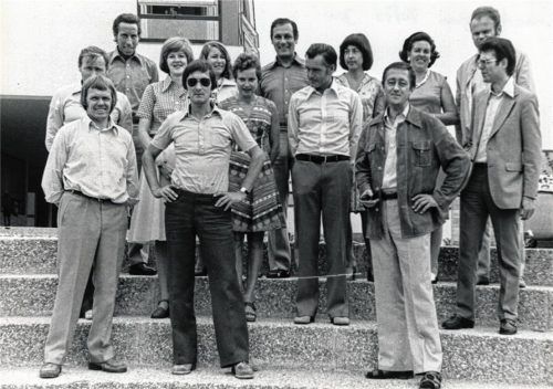 Da werden bei vielen Ehemaligen Erinnerungen wach: Ein Gruppenbild von Lehrkräften mit Sekretärin und Hausmeister aus den Anfangsjahren des Gymnasiums Bad Aibling. Foto Archiv Dr. Strobelt