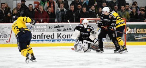 Daniel Hora bei seinem ersten Streich. Der Verteidiger der Löwen erzielte drei Treffer.Foto Paolo del Grosso