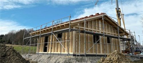 Dank der Holzständerbauweise geht der Bau der Waldkindergartenhütte ziemlich rasch voran. Foto Schwarz