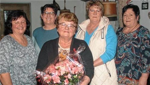 Dank für die Arbeit: Franziska Eglsoer (von links), Christine Maierhofer, Silvia Strohmeier und Katharina Geisberger bedanken sich bei Resi Zirnbauer (vorne Mitte) mit einem Blumenstock. Foto einwang