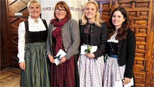 Dank für die Ausgeschiedenen von links: Vorständin Ramona Sattlberger, Frauenvertreterin Irmgard Wörndl und die Dirndlvertreterinnen Stefanie Sattlberger und Lena Michels.Foto Hötzelsperger