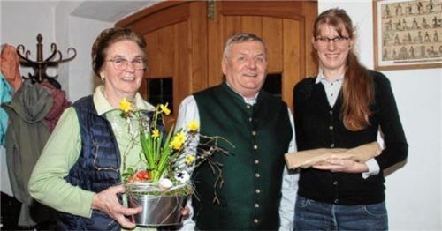 Dank richtete Josef Wiesholler (Mitte) an Emma Mayer (links) für die Pflege des Obst- und Bienenlehrpfades sowie an Nadin Langemak (rechts, die derzeit die Ämter des Kassiers und des Schriftführers in Personalunion stemmt. Fotos  Zandl