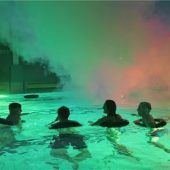 Bunte Farben verschmelzen mit Wasser und Nebel