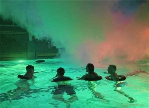 Das Badevergnügen bei der Wasser-Disco-Party fand in einer mystischen Umgebung statt. Fotos Seitz