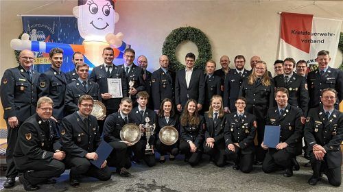 Das Bild der „Jugendwartversammlung 2024“ zeigt alle geehrten Mitglieder bei der Dienstversammlung in Mettenheim zusammen mit den Ehrengästen (hinten, ab Mitte, von links) Kreisbrandrat Harald Lechertshuber, Landrat Max Heimerl und Bürgermeister Josef Eisner sowie den beiden Kreisjugendwarten Markus Lippacher (vorne, rechts) und Michael Matschi (vorne, links). Foto matschi