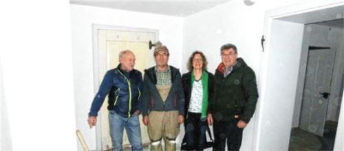 Das Bild ist in der noch fertigzustellenden Gemeinschaftsküche aufgenommen. Auf dem Bild zu sehen ist von links: Ortsheimatpfleger Dr. Kristian Krammer, Zweiter Vorsitzender Lorenz Knirsch, Schatzmeisterin Elisabeth Schulz sowie Hans Fleischer. Dr. Krammer deutet auf die Stelle, an der der Ofen wieder aufgemauert werden soll. Foto  Herbert Berger