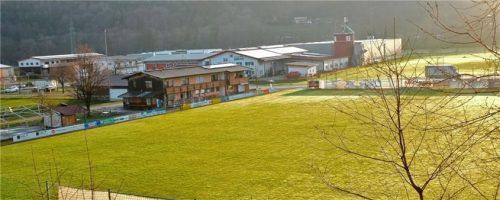 Das Bild zeigt das derzeitige Sportgelände der Fußballabteilung im Gewerbegebiet „Am Sportplatz“. Ganz links sieht man das Gerüst des Sommerzeltes, hier könnte das neue Funktionsgebäude mit Tribüne entstehen. Im Hintergrund die provisorischen Trainingsplätze, auf deren Fläche der Allwetterplatz, ein Trainingsplatz, der Bolzplatz und ein Spielplatz entstehen könnten.Foto  Krammer