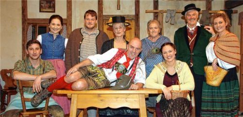 Das Ensemble mit (von links) Anton Kern, Theresa Kinzel, Thomas Vogt, Martha Guggenberger, Veronika Zaggl, Rosina Pitzler, Josef Schwaiger und Sibille Bielz sowie auf dem Tisch Martin Gasteiger. Foto re