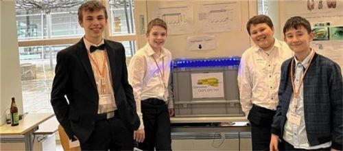 Das erfolgreiche Team: (von links) Paul Barthel aus der Jahrgangsstufe 11 betreute Fran Lukic, Peter Budinov und Timothy Rockingham (alle 7. Klasse).Foto re