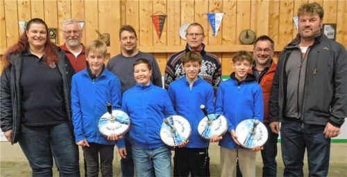 Das erfolgreichste Euromeisterschaftsduo im Weitenwettbewerb der Stockschützen bildeten Kathleen Neumayer (links) und Peter Rottmoser junior (rechts). Dazwischen die U14-Mannschaft mit (von links) Valentin Grießer, Markus Franz, Florian und Sebastian Neumeier, dahinter (von links) Abteilungsvorstand Peter Rottmoser senior sowie das Trainerteam mit Michael Neumeier, Erwin Bauer und Erdmann Lerch.Foto Sollinger