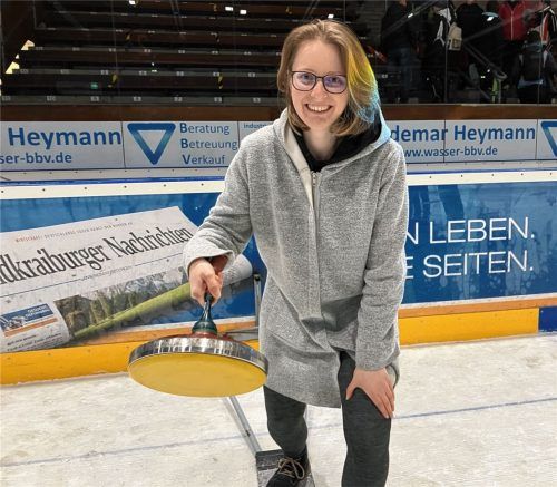 Das erste Mal den Eisstock in der Hand:  Helena Gennutt hatte von Eisstockschießen bisher keine Ahnung. Foto  Zahner