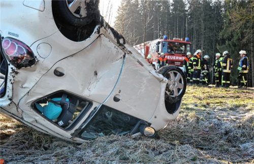 Das Foto zeigt den Einsatz der Wehr beim Verkehrsunfall wegen Glatteis im Januar.Foto  eß
