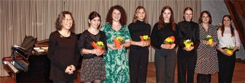 Das Foto zeigt von links: Sylvani Utami, Kathi Röhrl, Laura Winbeck, Maxi Schandl, Ursi Unterreithmeier, Elena Unterhauser, Emma Eiblsgruber und Julia Röhrl. Foto Jaensch