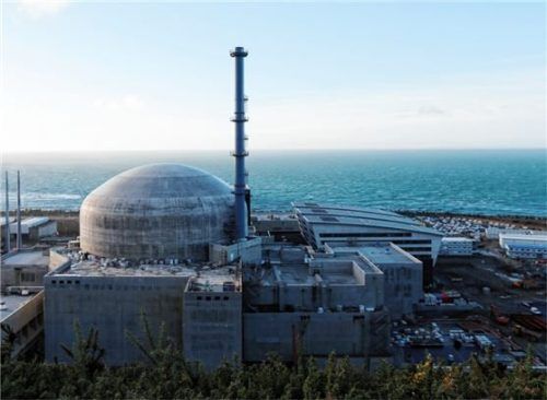 Das französische Atomkraftwerk in Flamanville. Block 3 sollte bereits seit Jahren am Netz sein, Baubeginn war im Jahr 2007, die Kosten stiegen auf gut 13 Milliarden Euro. Foto dpa