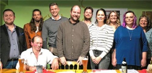 Das Führungs-Ensemble des Theaters Bad Aibling besteht aus (vorne) Drittem Vorsitzenden Martin Ranner und (hinten, von links) den Beisitzern Philipp Leidlein, Simon Rottmüller sowie Max Juraschek und Vorsitzendem Gregor Schumm, Beisitzer Max Kuk, Zweiter Vorsitzender Carla Rudholzer, Kassiererin Lisa Rottmüller, Schriftführerin Sybille Muckel und Beisitzerin Lolita Rottmüller.Foto Baumann