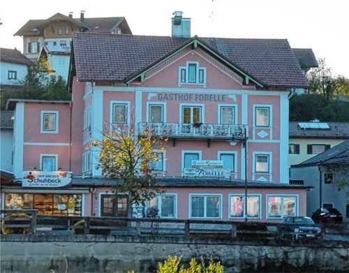 Das Gebäude im Siegsdorfer Ortskern soll abgerissen werden: Der ehemalige Gasthof „Forelle“ wird durch ein neues Wohn- und Geschäftshaus ersetzt. Foto  Krammer