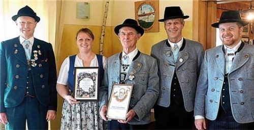 Das goldene Gauehrenzeichen wurde Martin Zieglgänsberger (Mitte) von (von links) Gebietsvertreter Hubert Dumpler und den drei Vorsitzenden Vroni Zieglgänsberger, Michael Ackermann und Johannes Wolf überreicht. Foto unterforsthuber