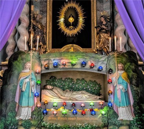 Das Grab Jesu in der Mettenheimer Kirche ist für Ostern bereit. Foto Mayer