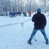 Eisschützen kehren zum kleinen Weiher zurück