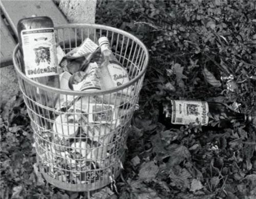 Das in der Bürgerversammlung angesprochene wilde Entsorgen und die sonstigen Abfälle neben den Abfallbehältern gab es auch regelmäßig am Inndamm.Foto rieger