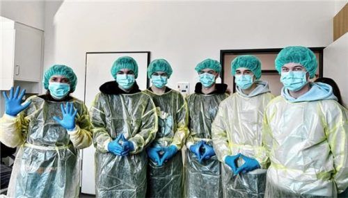 Das korrekte Anlegen der Schutzkleidung will geübt sein. Die Schüler erledigten dies mit Bravour, unter Anleitung der Stationsleiterin Verena Gregoreck (links). Foto romed