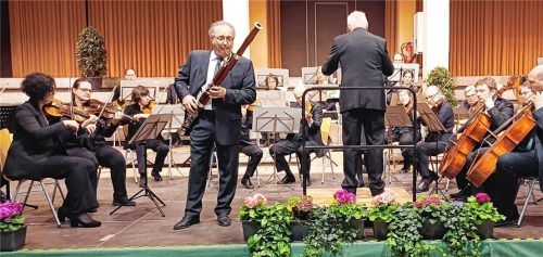 Das Musikkollegium Traunstein unter der Leitung von Augustin Spiel, hier mit dem Fagottisten Alejandro Vila in der voll besetzten Aula der Berufsschule.Foto Giesen