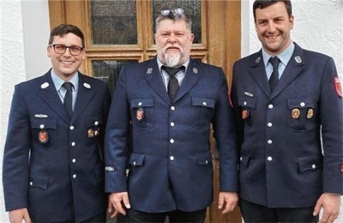 Das neue Ehrenmitglied Hannes Herzog (Mitte), eingerahmt von Kommandant Michael Beier (links) und Vorstand Sturainer (rechts).Foto re