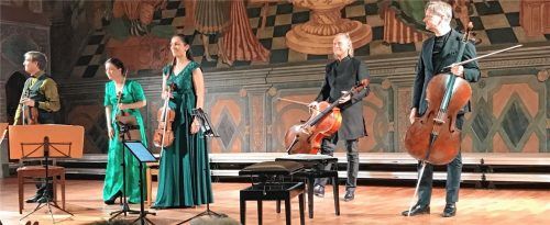 Das Quartett wurde zum Quintett: (von links) Ulrich Isfort, Annette Reisinger, Aida-Carmen Soana und Matthias Diener sowie als Gast Jens Peter Maintz.Foto PROKOP