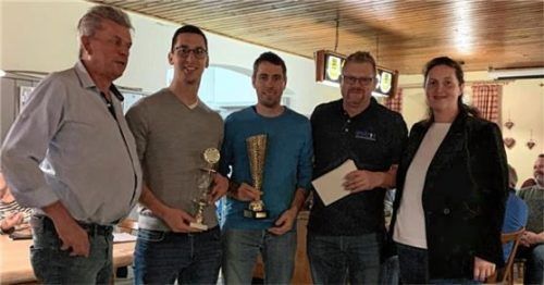 Das Siegerteam der Feuerwehr Lauterbach mit (von links) Manfred Beck, Stephan Lenhart und Thomas Axenbecksowie Ortsvorstand Thomas Matschi und Bürgermeisterin Antonia Hansmeier. Foto RE