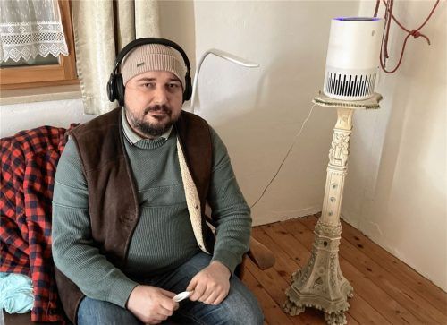 Das Sitzen fällt ihm schwer, ebenso das Atmen, weshalb durchgängig ein Luftreiniger läuft. Zudem ist Florian Huber (42) aus Bruckmühl seit seiner Corona-Infektion im März 2020 extrem geräuschempfindlich, weshalb er die meiste Zeit des Tages Kopfhörer trägt.Foto  Weinzierl