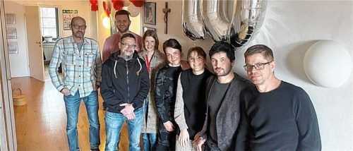 Das Team des Caritas-Reha-Zentrums St. Nikolaus in Berg und von der Außenwohngruppe in Tacherting mit (von links) Jens Roth, Alexander Armbruster, Marco Wede, SusanneArnold, Julia Fischer-Heinbuch, Daniela Oberleitner, Axel Eder und Manne Meier-Echtler feiert das zehnjährige Jubiläum.Foto Unterforsthuber