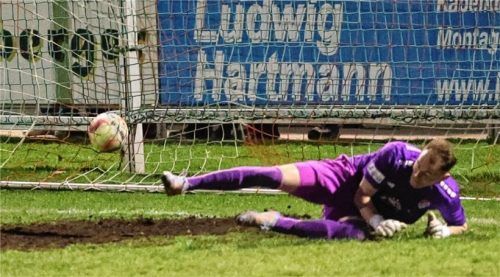 Das Tor des Abends in Buchbach: Der Strafstoß von Tobias Steer schlägt neben Stefan Musa ein.Foto Michael Buchholz