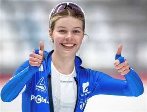Daumen hoch: Luna-Luisa Powik vom DEC Inzell zeigte in Heerenveen gute Leistungen.Foto Ernst Wukits