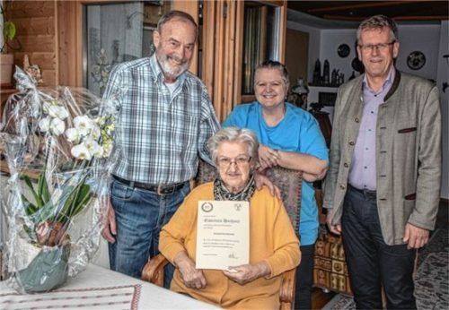 Dem glücklichen Ehepaar (von links) Josef und Paula Zehentmair gratulierte neben Tochter Michaela auch Bürgermeister Georg Weigl. Foto Stache