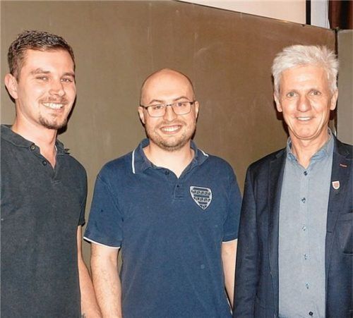 Den beiden frisch gewählten neuen Kommandanten (von links) Sascha Siehr und Sepp Emmerer gratulierte der Bürgermeister Thomas Schmidinger.Foto unterforsthuber