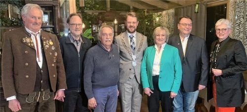 Den Geehrten gratulierten Bürgermeister Michael Hetzl (Mitte) und (von rechts) Zweite Bürgermeisterin Ilse Preisinger-Sontag: Jürgen Cotte-Schönberger, Erika Hora, Herbert Gölkel, Burkhard Schröder und Wolfgang Wageneder.Foto  STADT MÜhldorf