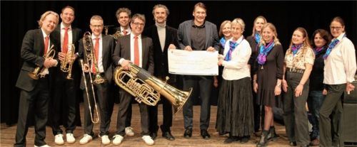 Den Spendenscheck übergaben die Brassmatiker (von links) Dr. Henning Büscher, Dr. Dominik Schreuhn, Dr. Bernhard Frey, Dr. Christian Alber und Dr. Benedikt Wittmann sowie Dr. Alexander Simon und Prof. Dr. Michael Körner als Vertreter des Lions Clubs an Beate Bolz, Geschäftsführerin der Ökumenischen Sozialstation in Prien. Foto re