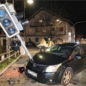 Mit Ampel kollidiert