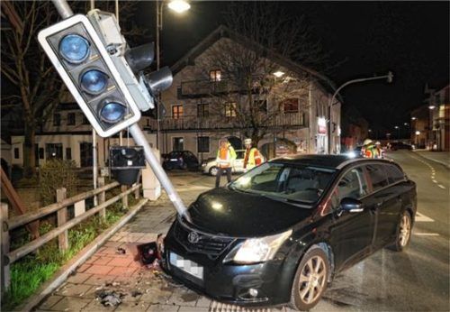Der 77-Jährige kollidierte mit seinem Pkw frontal mit der Ampel in der Münchener Straße. Foto Eß