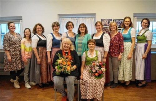 Der alte und der neue Vorstand vereint: (vorne von links) Christa Stein-Jedlicka und Maria Heinzl-Grabl sowie (hinten, von links) Uli Creter, Regina Murnauer, Sieglinde Eiler, Leni Kellerer, Claudia Bauer, Marille Bauer, Helene Heibler, Claudia Meixner, Bianca Lederer und Annemarie Kalteis.