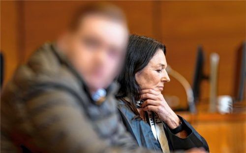 Der Angeklagte neben seiner Rechtsanwältin Regina Rick im Gerichtssaal: Wegen Mordes an der Studentin Hanna hat das Landgericht Traunstein den 22-Jährigen gestern zu neun Jahren Jugendstrafe verurteilt. Foto dpa