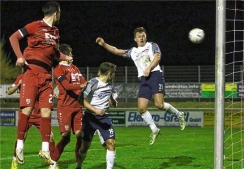 Der Ausgleich: Johannes Lindner köpft zum 1:1 für den TSV Wasserburg ein.Foto Wolfgang Fehrmann
