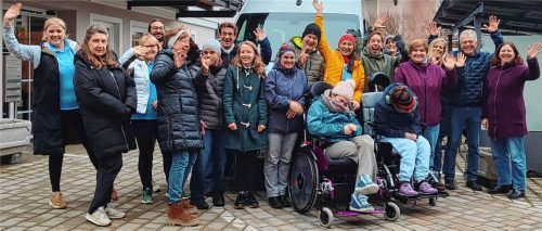 Der Benedetto-Menni-Nest e.V. hat noch viel vor. Das Bild zeigt Männer und Frauen der zwei inklusiven Wohngemeinschaften mit Vereinsmitgliedern, Assistenten und Unterstützern. Foto re