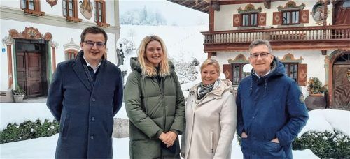 Der bewährte Zusammenschluss der drei Nachbarkommunen wird fortgesetzt: Bürgermeister Christoph Schneider (Neubeuern), Rosmarie Gebert, Bürgermeisterin Susanne Grandauer (Nußdorf) und Bürgermeister Georg Huber (Samerberg) arbeiten bei der Seniorenberatung künftig eng zusammen (von links).Foto re