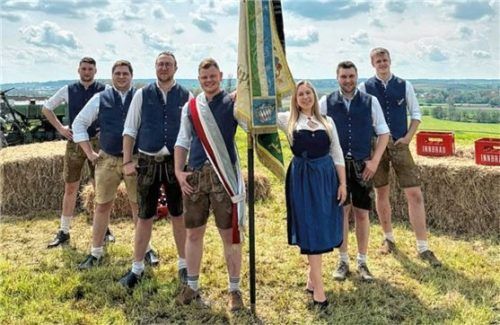 Der Burschenverein Stefanskirchen weiß, dass es ohne Dirndl nicht geht: (von links) Markus Nicklbauer, Michael Plischke, Vorsitzender Christoph Nicklbauer, Sebastian Bock, Ronja Gerwing, Tobias Bichlmaier und Julian Schiller.Foto stettner