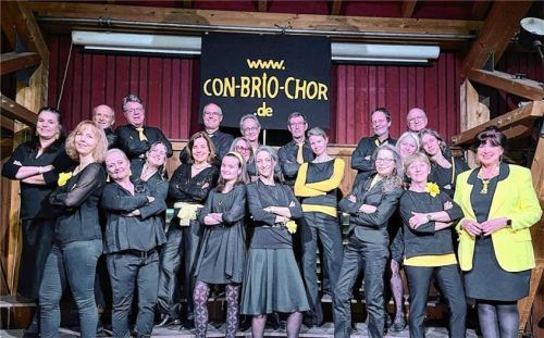 Der Con-Brio-Chor mit seiner Leiterin Monika Reif.Foto re