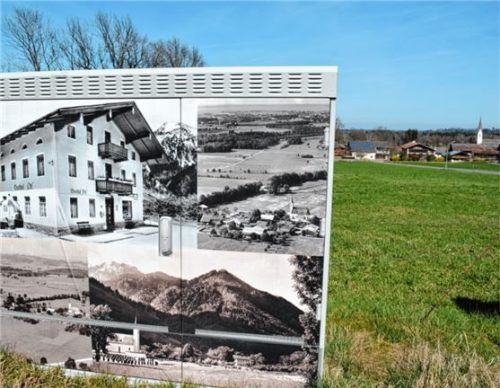 Der Dorfverein Staudach-Egerndach kümmerte sich mit attraktiven Beklebungen der Verteilerkästen um ein schönes Ortsbild. Hier sind historische Aufnahmen des Gasthofs „Zum Ott“ zu sehen. Im Hintergrund steht der Gasthof heute. Foto Eder