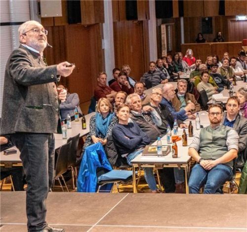Der ehemalige Traunsteiner Landwirtschaftsdirektor Peter Dufter will mit Vorurteilen zur Kuhhaltung aufräumen. Dazu fand ein Vortrag in Unterwössen statt. Foto Ludwig Flug