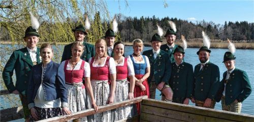 Der Festausschuss stellt sich wie folgt zusammen: (von links) Vorsitzender Anton Mayer, Kassierin Sabine Daxenberger, Vortänzerin Julia Ried, Zweiter Vorsitzender Georg Hölzl, Jugendleiterin Julia Mayer, Beisitzer Christoph Dürrmann, Zweite Kassierin Lisa Schmieg, Schriftführerin Manuela Niedermaier, Festleiter Josef Mayer, Beisitzer Anton Heistracher, Vorplattler Michael Klinger, Zweiter Fähnrich Maxi Mühlbauer und Zweiter Jugendleiter Hans Dürrmann. Foto  Donhauser
